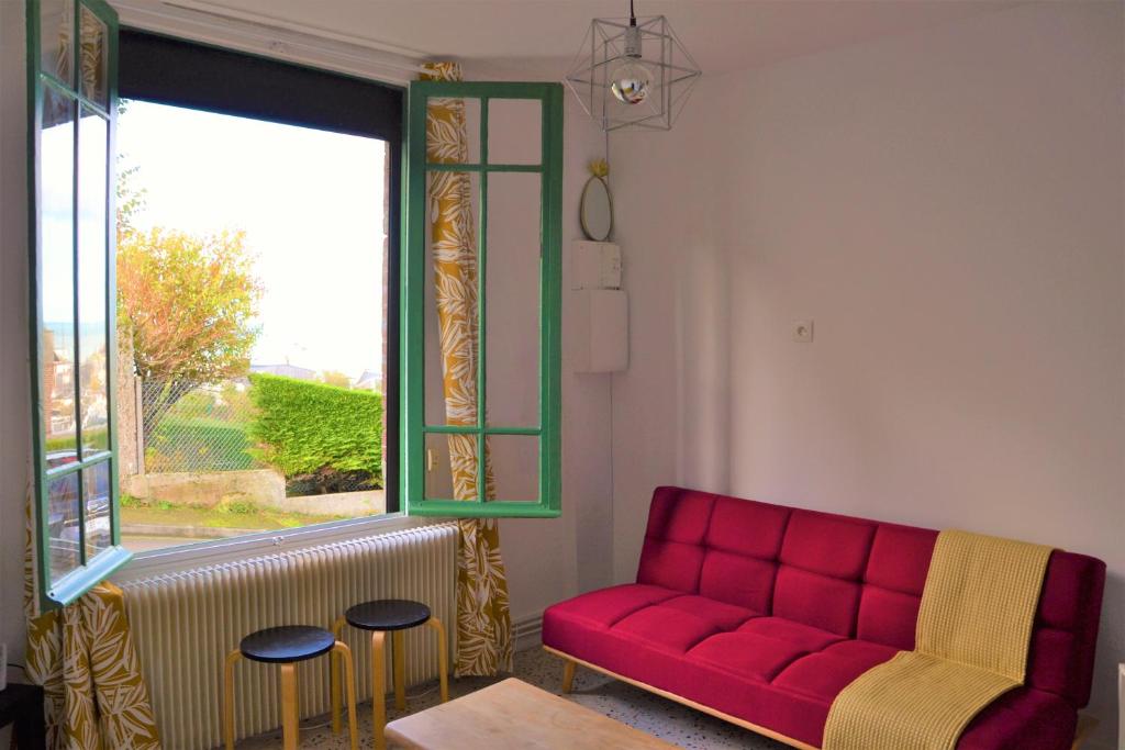 欧村La Belle Aultoise, 4 chambres, WIFI, Vue mer, Baie de Somme的客厅设有红色的沙发和窗户。