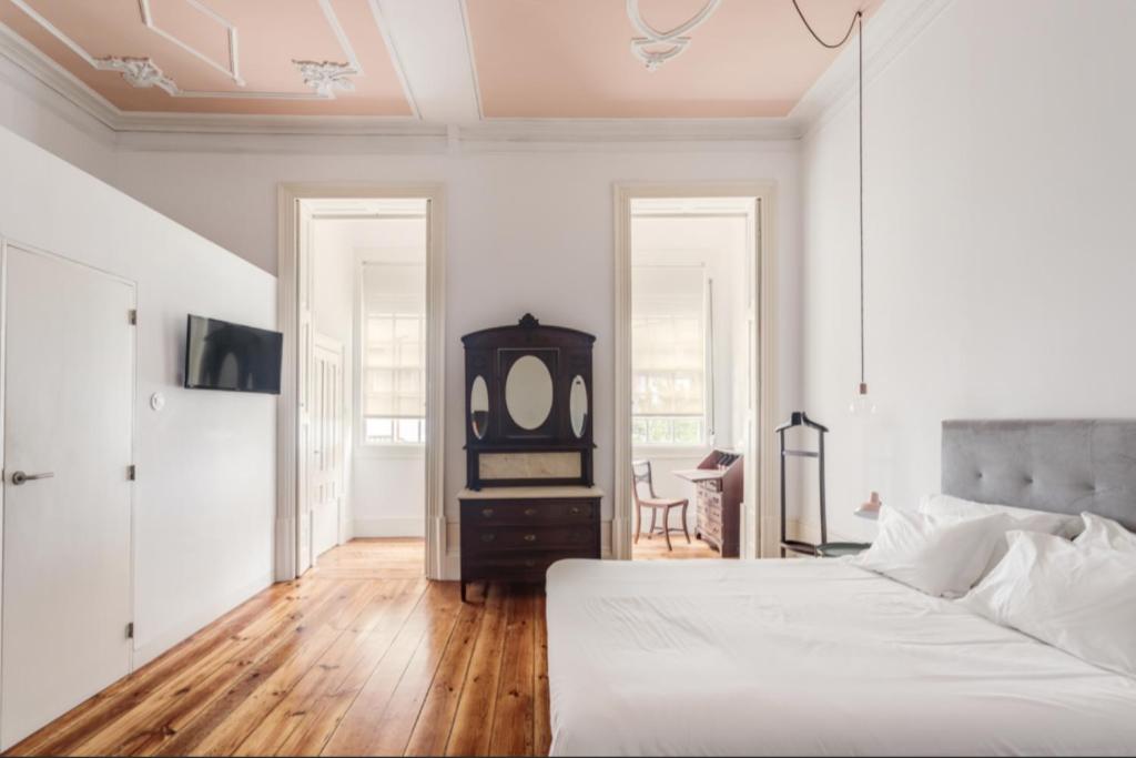 波尔图O da Joana的白色卧室配有床和镜子