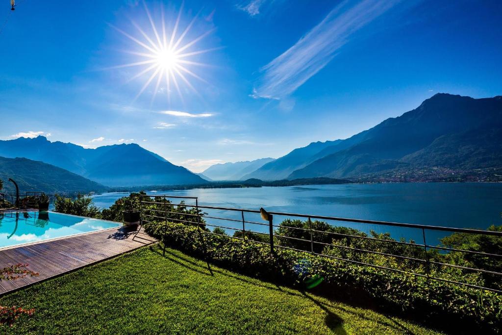 韦尔卡纳伊尔加迪诺迪罗利酒店的享有湖泊和山脉美景的别墅