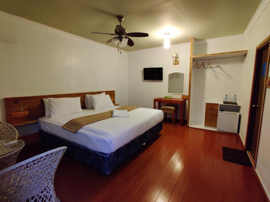 古雷德胡Ocean Way Guraidhoo的一间卧室配有一张床和吊扇