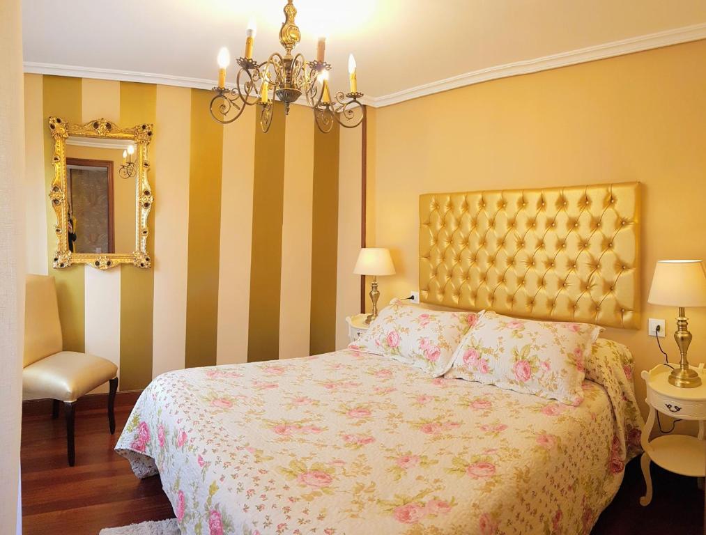 拉瓜迪亚La Casa de Begoña的一间卧室配有一张床和一个吊灯
