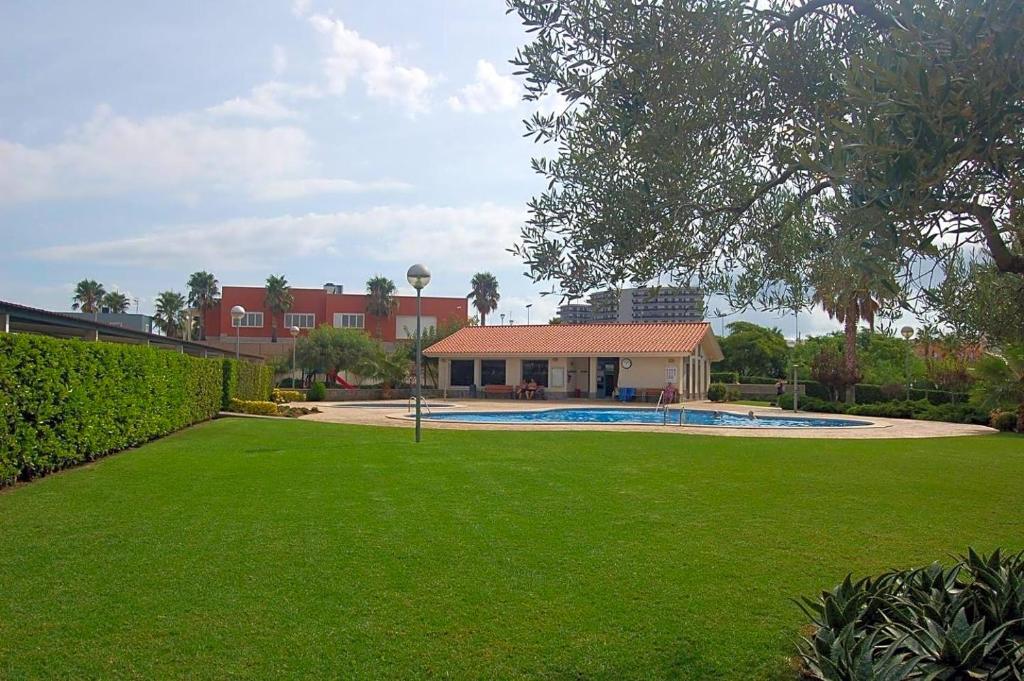 安波拉El rincón de Elia的庭院中带游泳池的房子