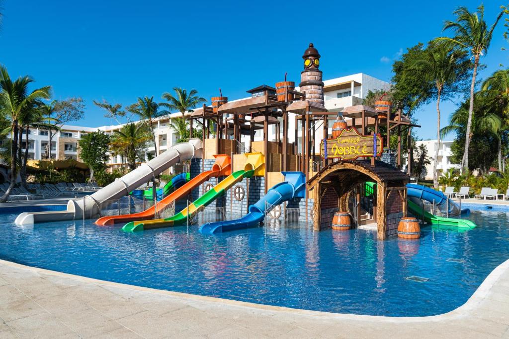 蓬塔卡纳Princess Family Club Bavaro - All Inclusive的度假酒店游泳池的滑水道