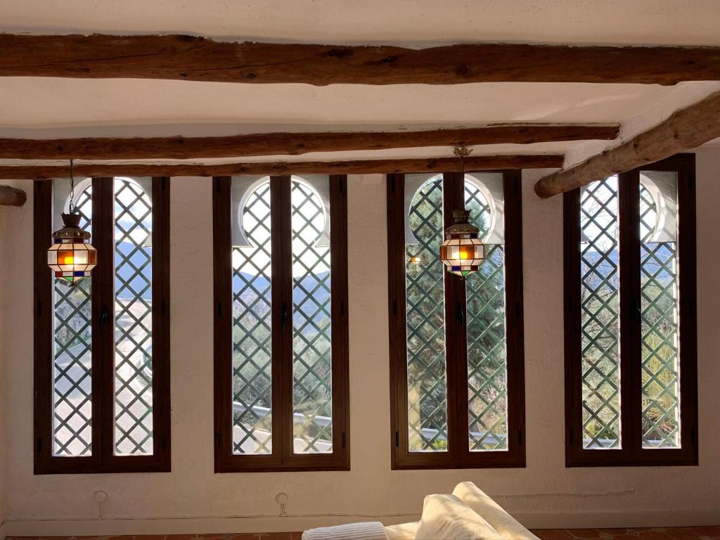 兰哈龙Villa Loza Dorada的房间里一排彩色玻璃窗