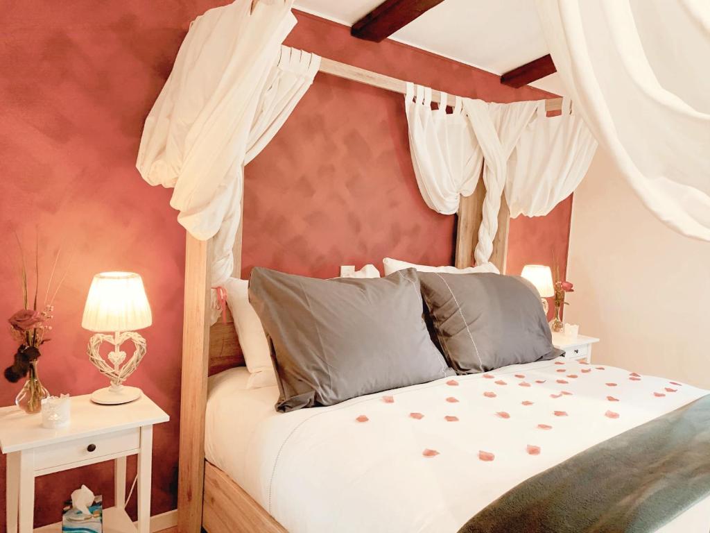 Prez-vers-SiviriezLa Maisonnette Enchantée的一间卧室配有一张带天蓬的床