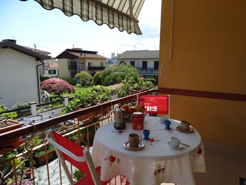 韦尔巴尼亚Il nido del merlo Parcheggio e giardino的美景阳台配有桌椅