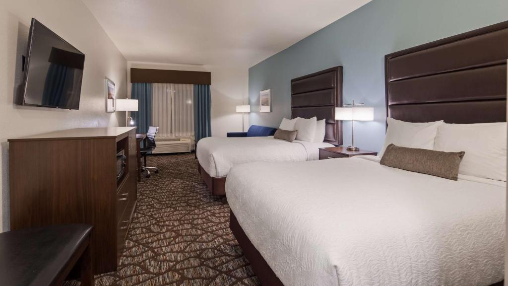 White CityBest Western Crater Lake Highway White City/Medford的酒店客房设有两张床和一台平面电视。