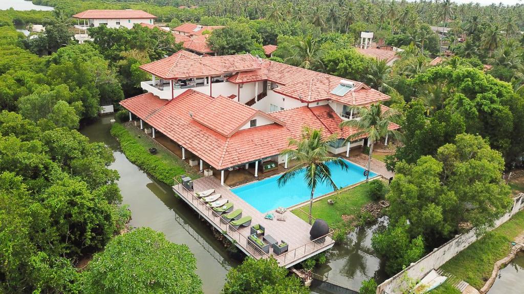 尼甘布Villa Hundira的享有带游泳池的房屋的空中景致