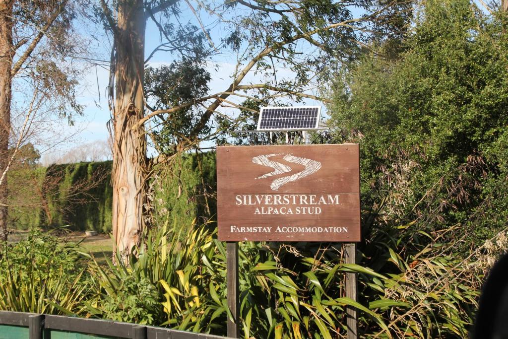 KaiapoiSilverstream Alpaca Farmstay & Tour的公园前的标志,有太阳能装置