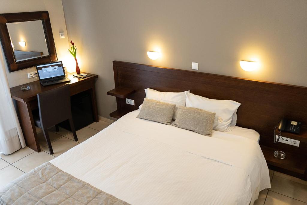 雅典HOTEL HILL的卧室配有一张白色大床和镜子
