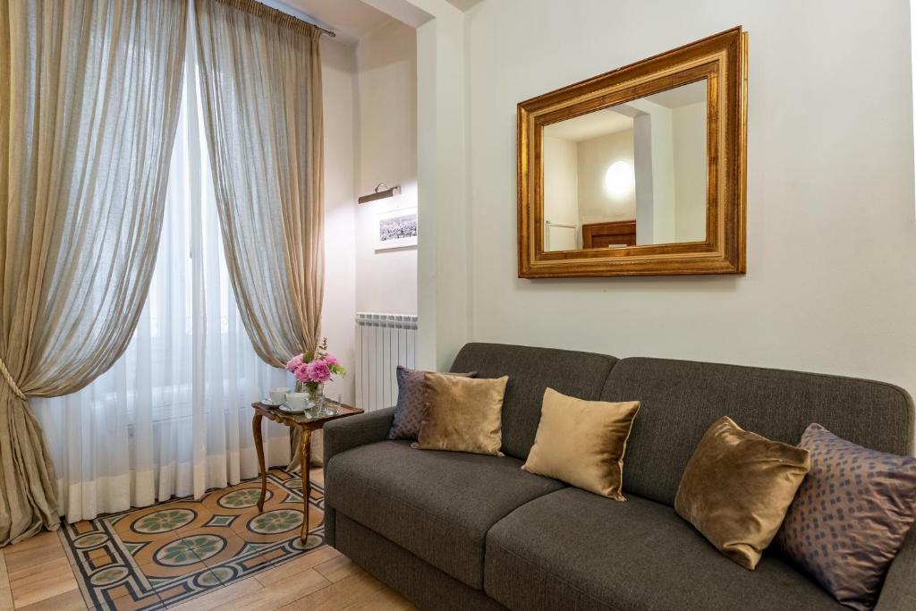 佛罗伦萨佛罗伦萨之窗公寓的带沙发和镜子的客厅