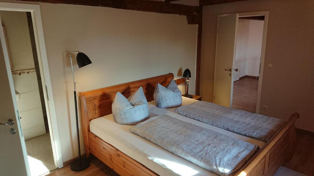 格罗森海恩Pension Müllers Mühle的一间卧室配有一张带两个蓝色枕头的床
