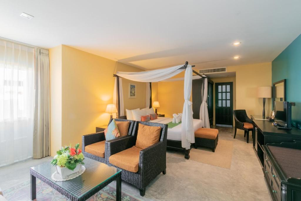 普吉镇普吉岛班甫安达酒店的酒店客房设有床和客厅。
