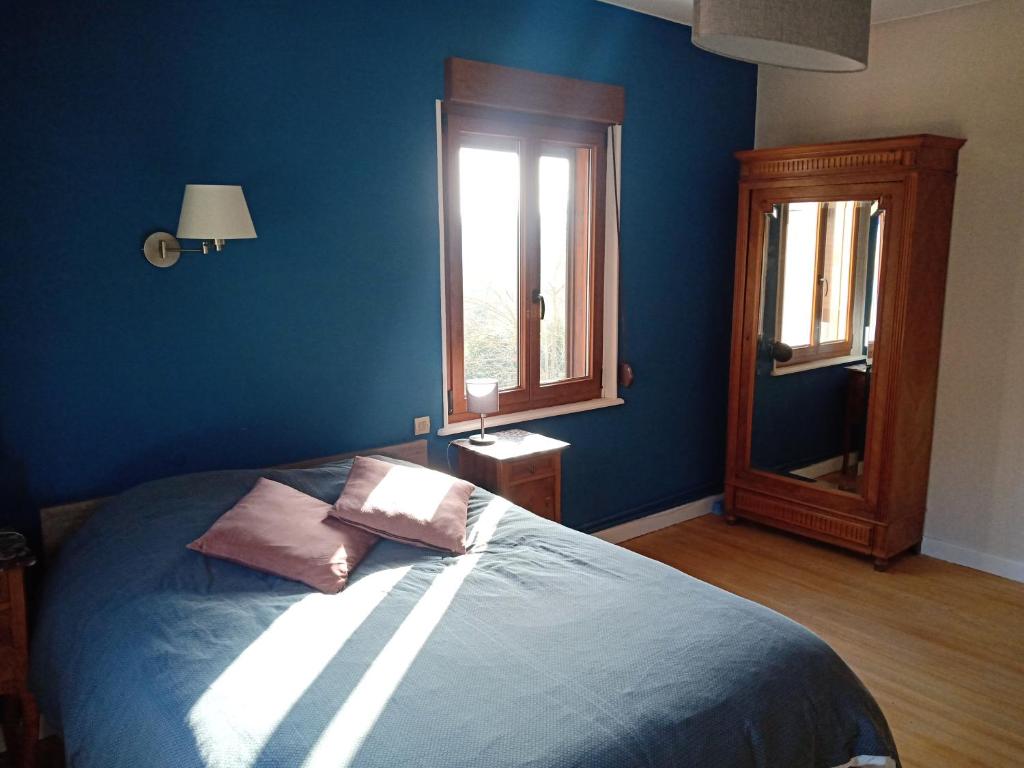 ScherwillerChambre double dans Auberge Alsacienne的蓝色的卧室设有床和窗户