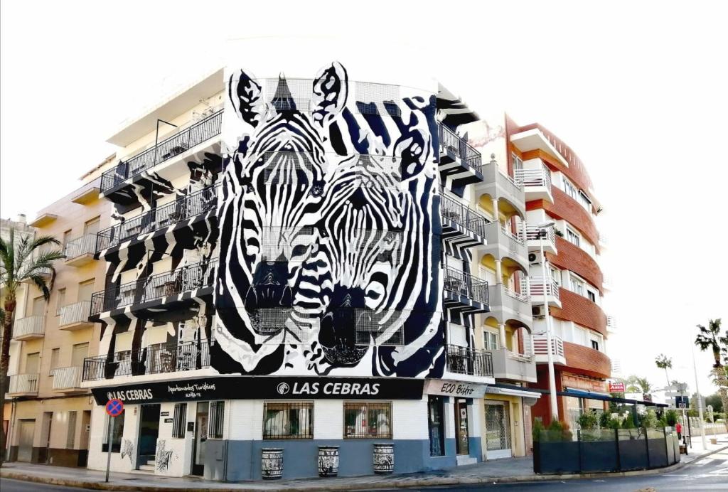 贝尼卡洛Las Cebras Apartamentos Turísticos的建筑物一侧的斑马壁画