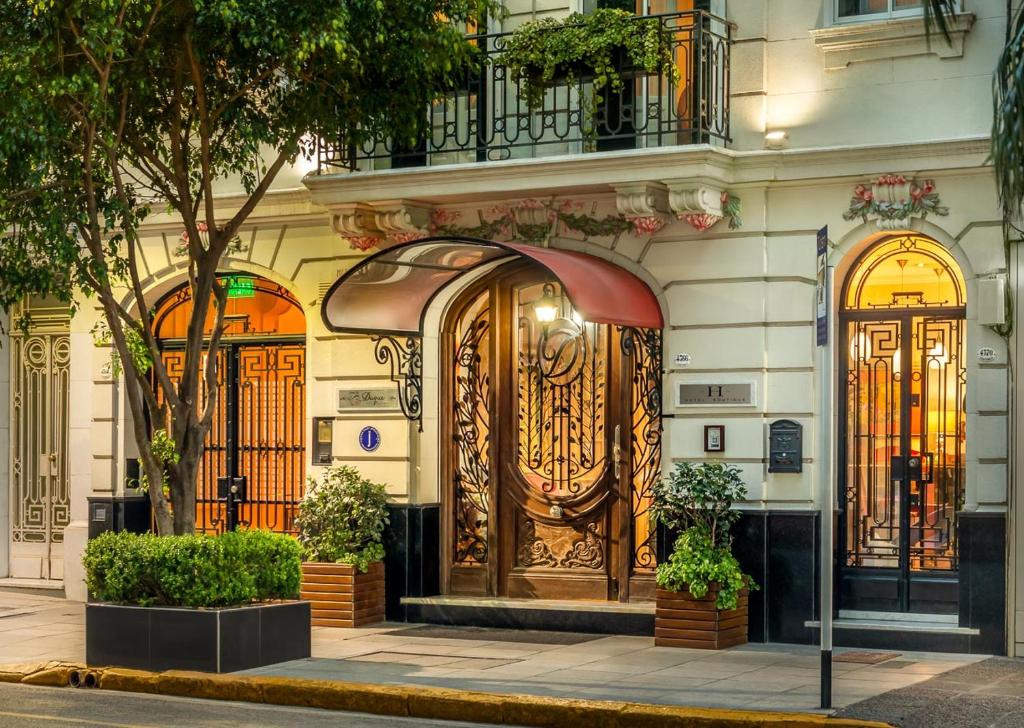 布宜诺斯艾利斯杜克Spa精品酒店的街道上设有大木门的建筑