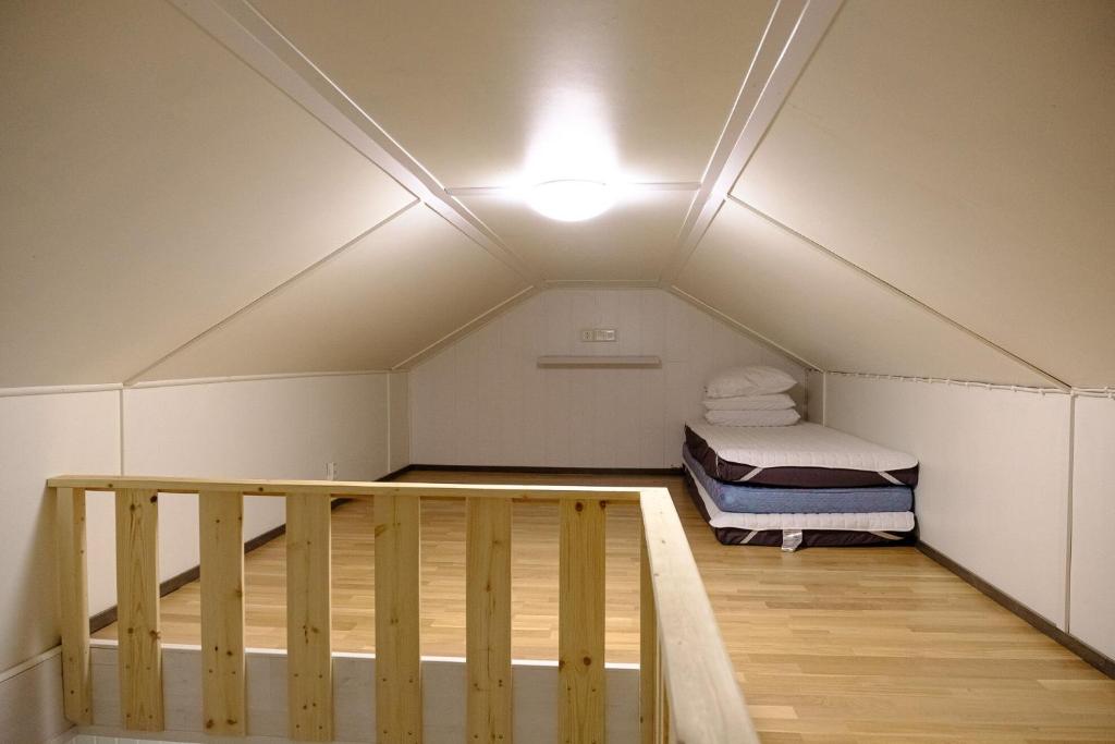 普哈圣山Lucky Ranch cabin 4的一间设有一张床的客房,天花板上拥有灯光