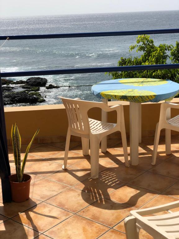 普拉亚Splendid Guest Suite with Separate Private Ocean View Terrace的一个带桌椅的庭院和大海