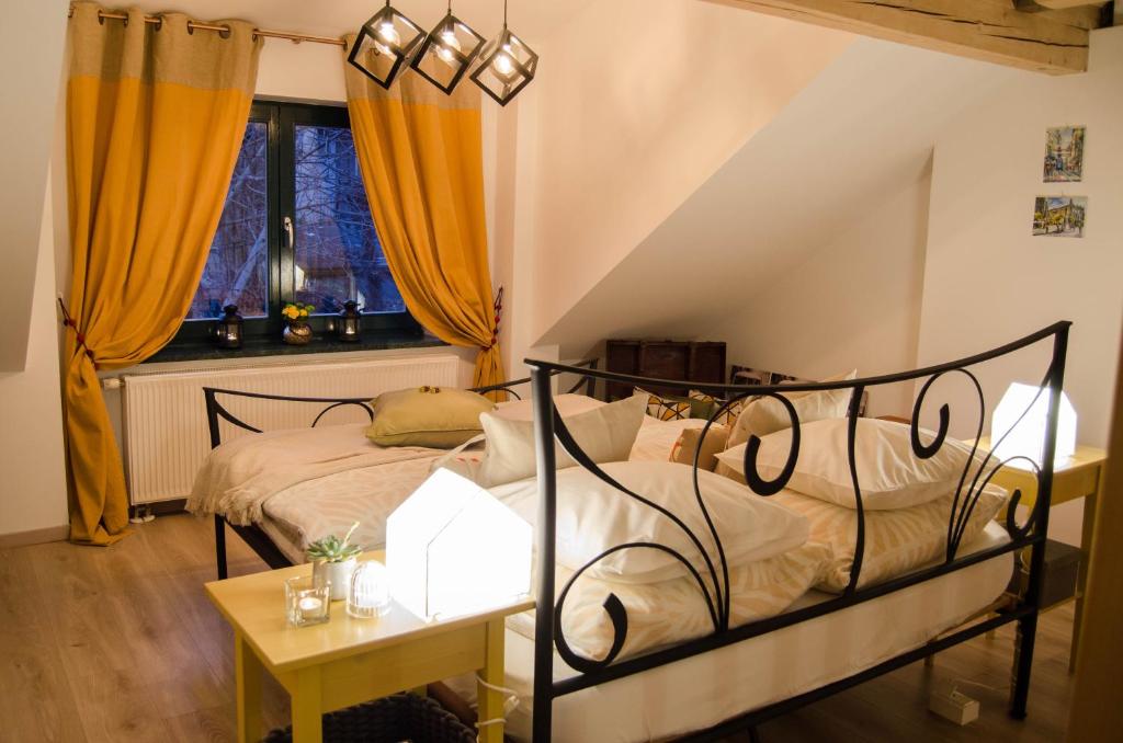 萨格勒布BY's home的一间卧室配有一张床、一张桌子和一个窗户。