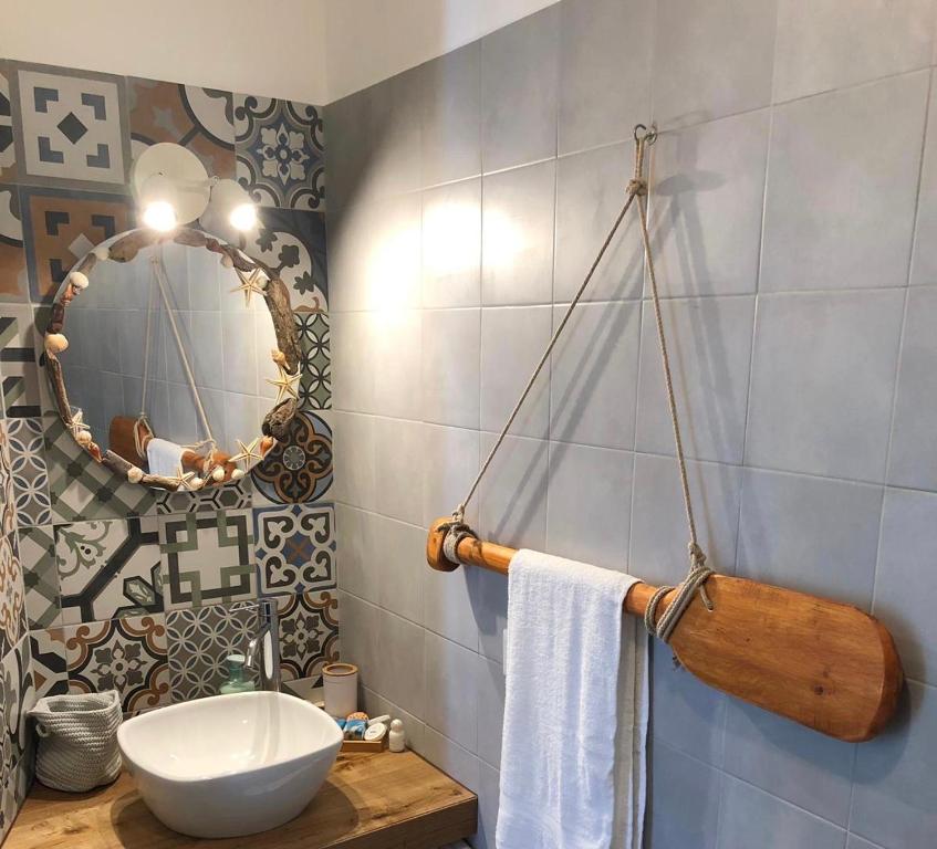 莫尔费塔SUD 47的浴室设有白色水槽和镜子