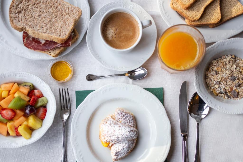 摩德纳伊斯坦斯酒店的餐桌,早餐盘和咖啡盘