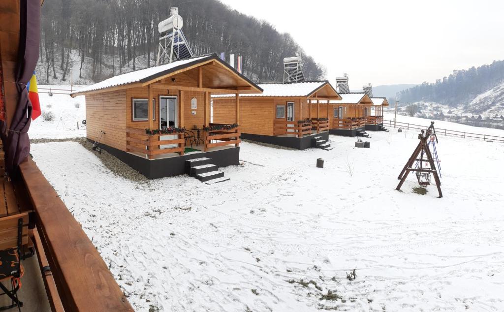 ProdDara's Camping的雪中一排小木屋