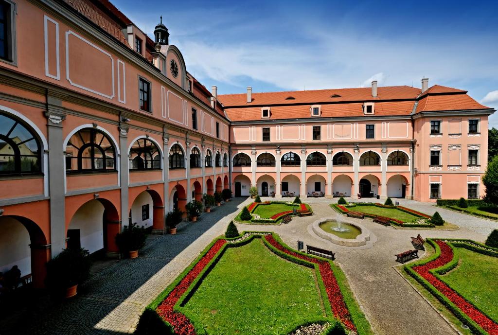 瓦拉什斯凯梅济日奇城堡旅馆的庭院设有大型建筑和花园