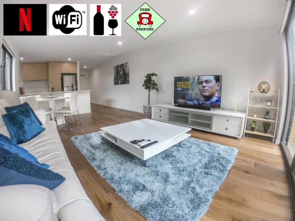 珀斯1 Bdrm Close Airport/Shops, WIFI, NETFLIX, PARKING的客厅配有白色沙发和电视