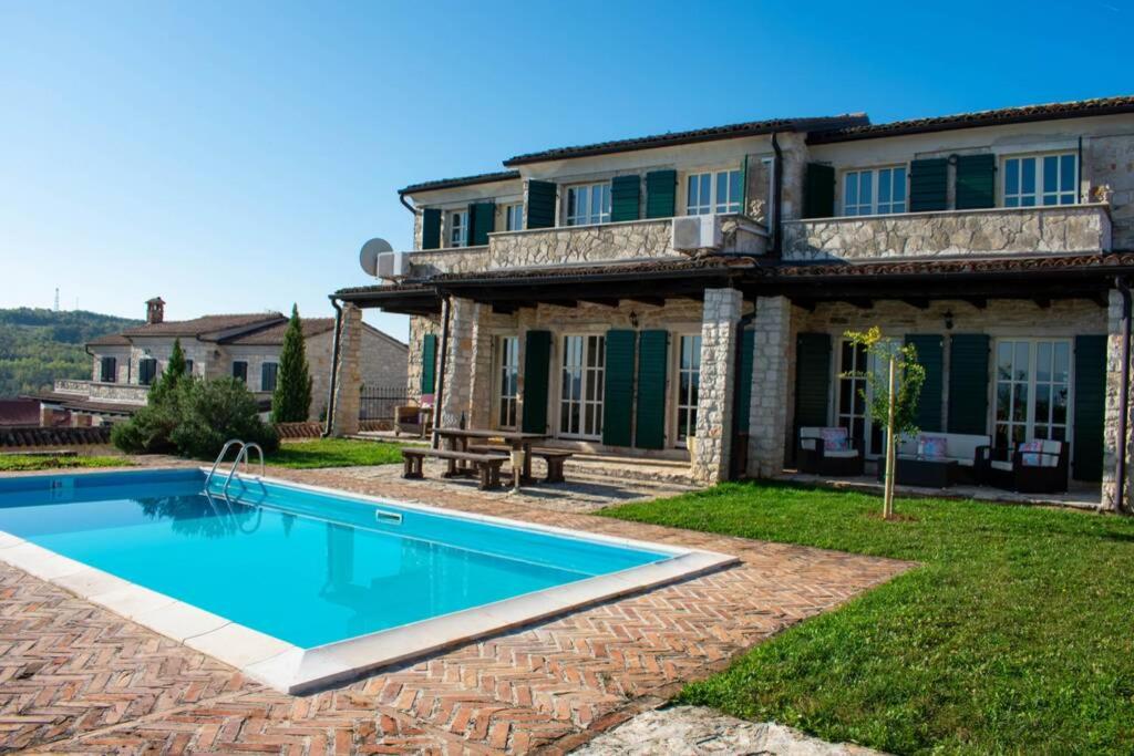 维齐纳达Villa Filoreto的房屋前有游泳池的房子