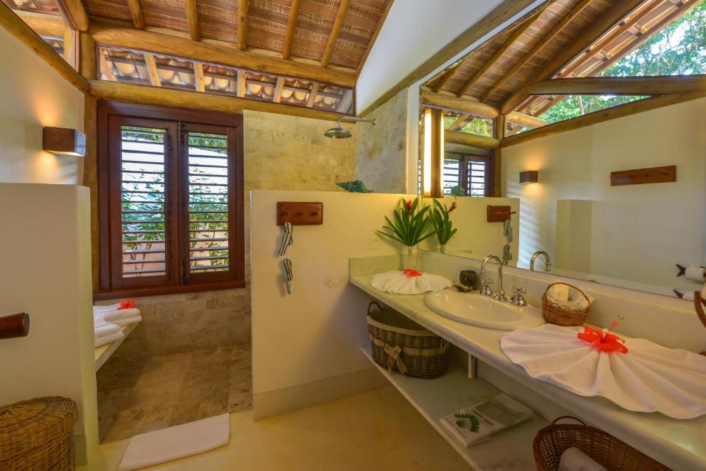 托兰克索Hotel e Resort Villas de Trancoso的一间带水槽和镜子的浴室