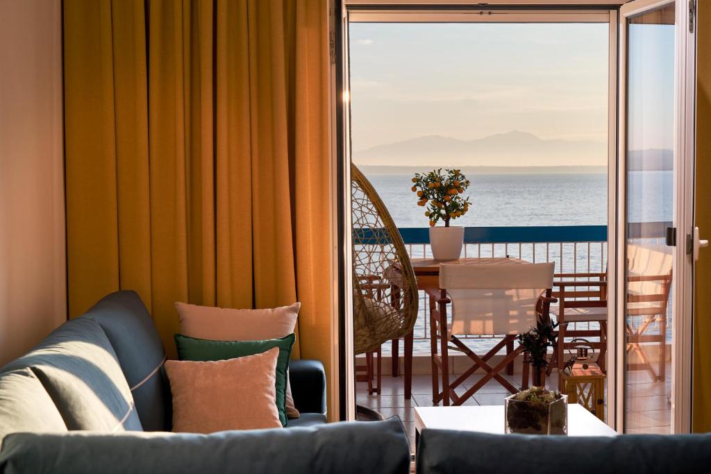 塞萨洛尼基Seafront Luxury President Suite Aegean Sunset的带沙发的客厅,享有海景