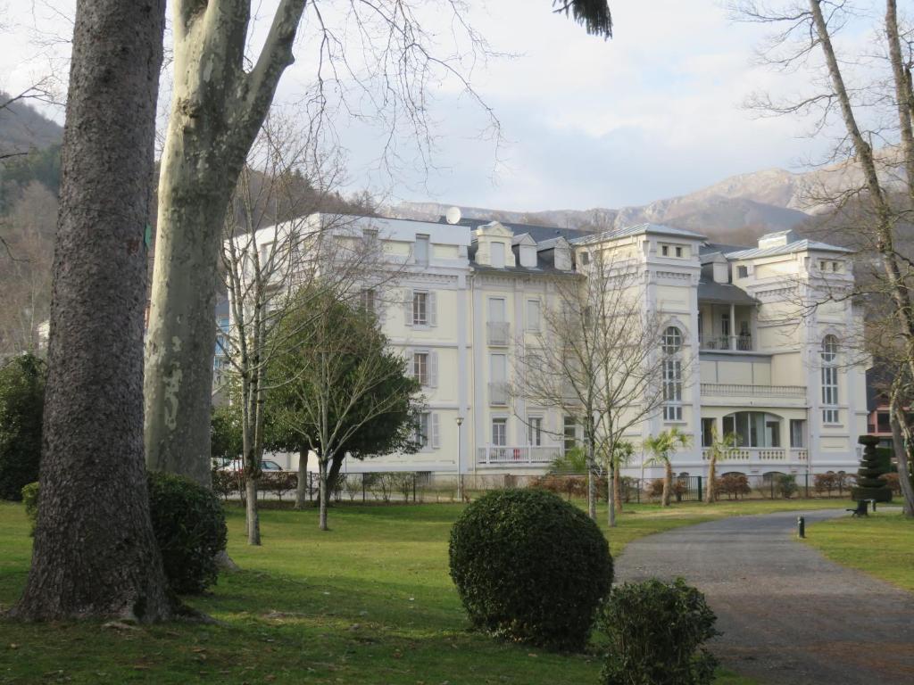 阿热莱斯加佐斯特Le Balcon du Parc, entre Lourdes et Gavarnie的前面有树木的白色大建筑