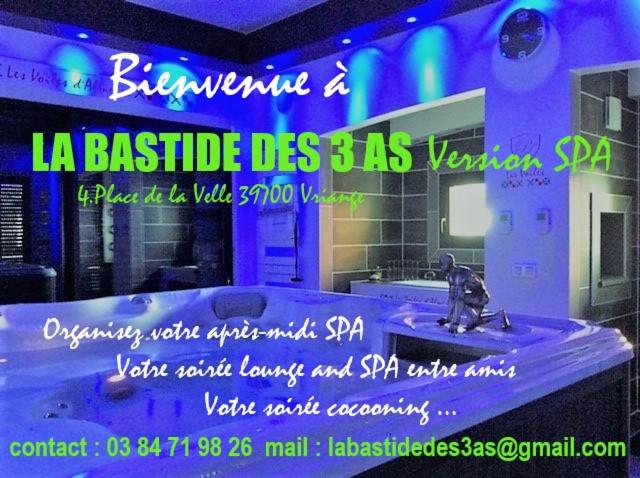 VriangeLA BASTIDE DES 3 AS & Spa的一间房间带浴缸的浴室广告
