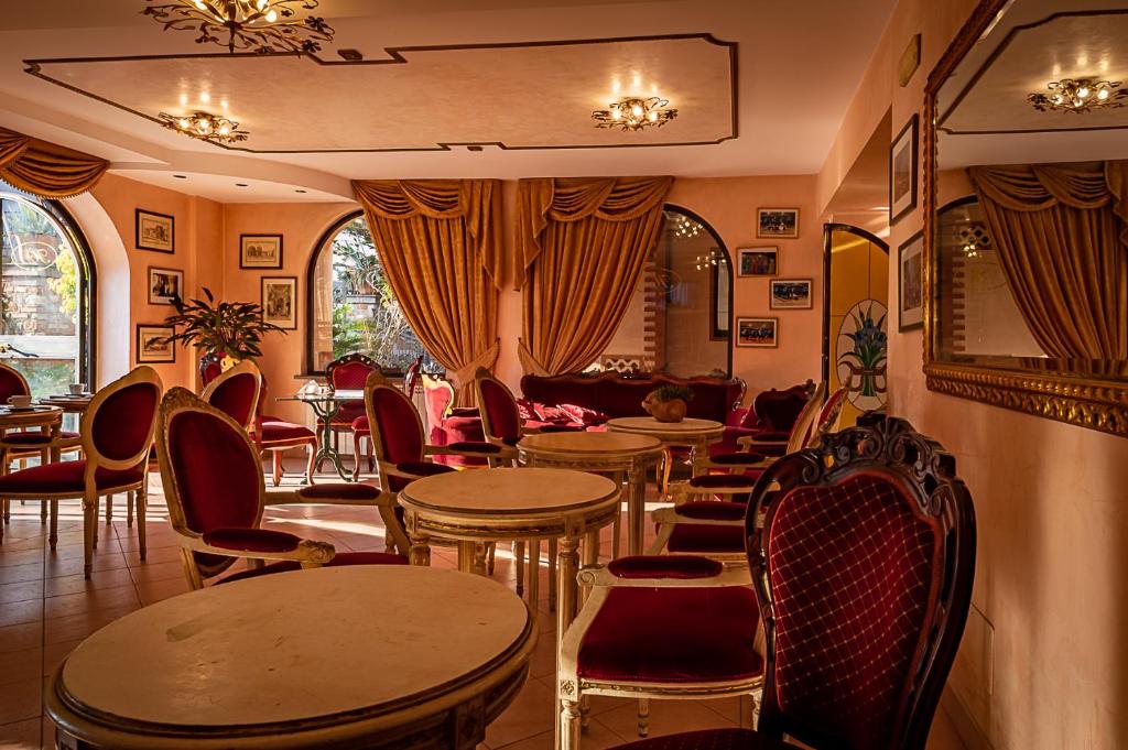 钱皮诺路易二世酒店 的一间在房间内配有桌椅的餐厅