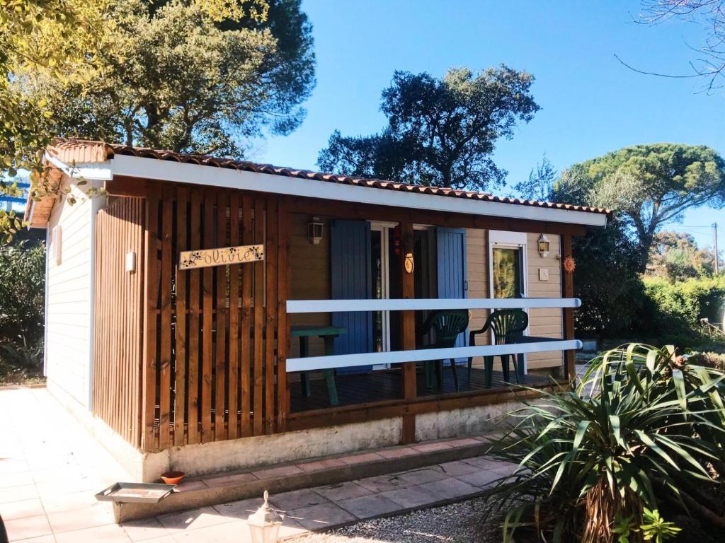 加桑Chalet à Gassin au calme sous les pins的一座小建筑,上面有标志