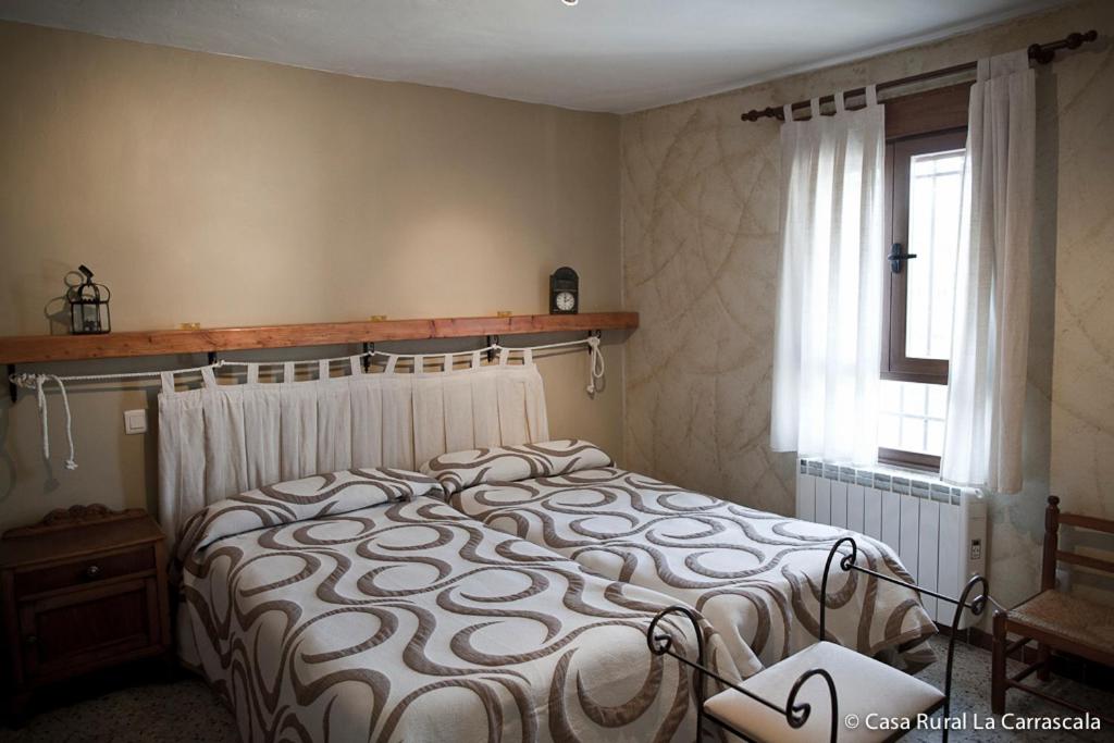 萨莫拉Casa Rural La Carrascala的一间卧室设有一张床和一个窗口