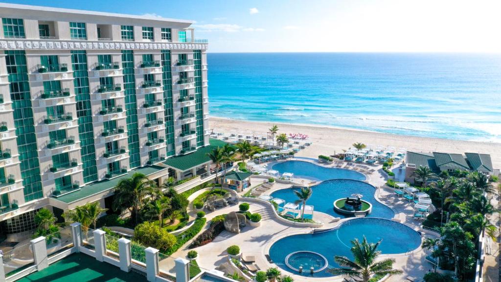 坎昆Sandos Cancun All Inclusive的享有度假村和海滩的空中景致