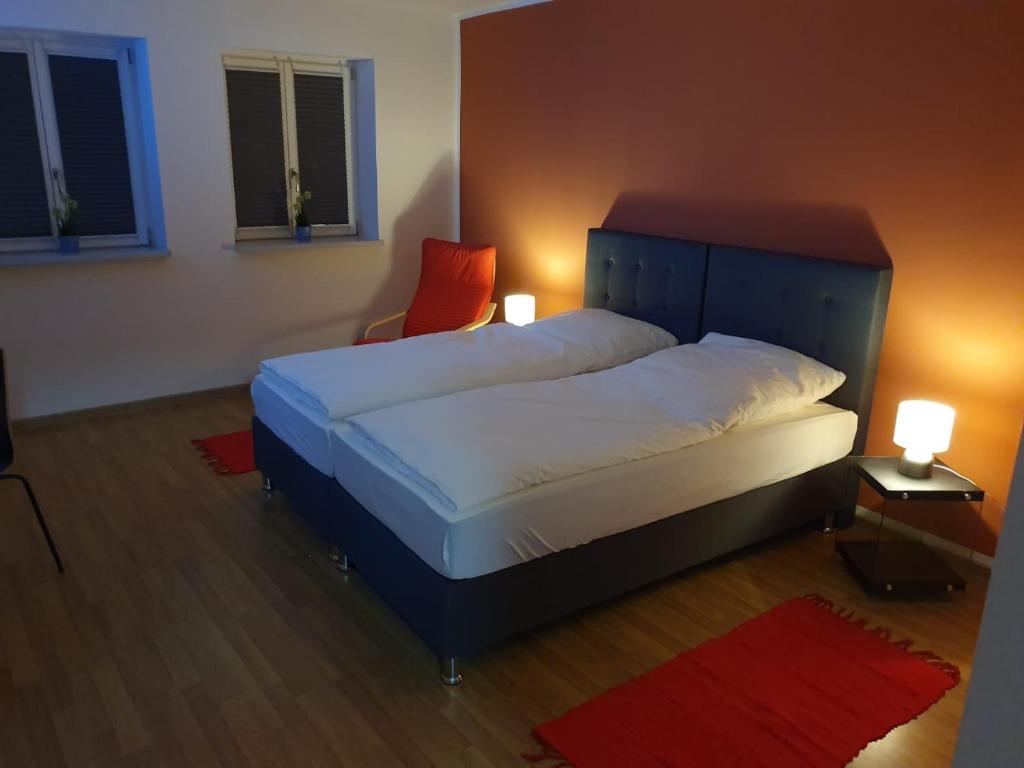 纽伦堡White Pearl Hostel 2的一间卧室配有一张大床和两盏灯