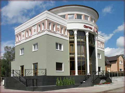 加里宁格勒优美别墅的一座带圆顶的白色大建筑