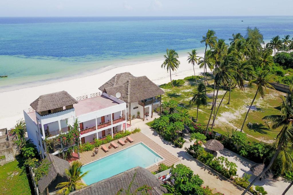 马特姆维Isla Bonita Zanzibar Beach Resort的享有度假胜地的空中景致,设有游泳池和海滩