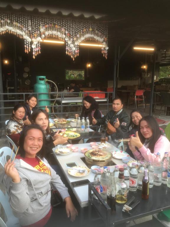 Ban Nong WaengBaan Suan Resort2345的一群坐在桌子旁吃饭的人