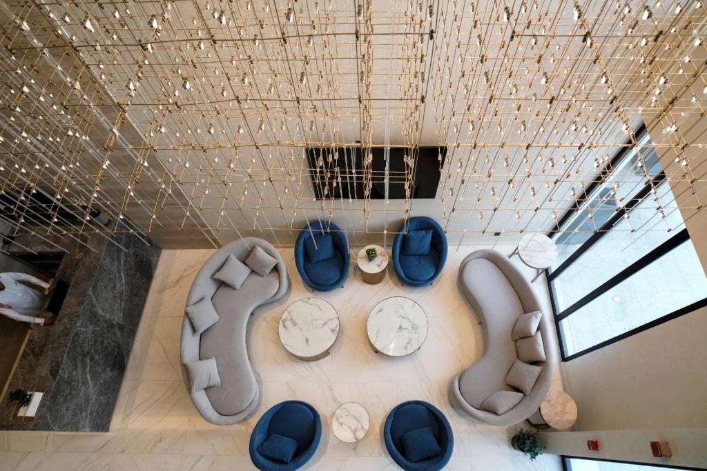 利雅德فيفيان بارك الروابى Vivian Park Al Rawabi的客房享有高空的景致,配有桌椅。