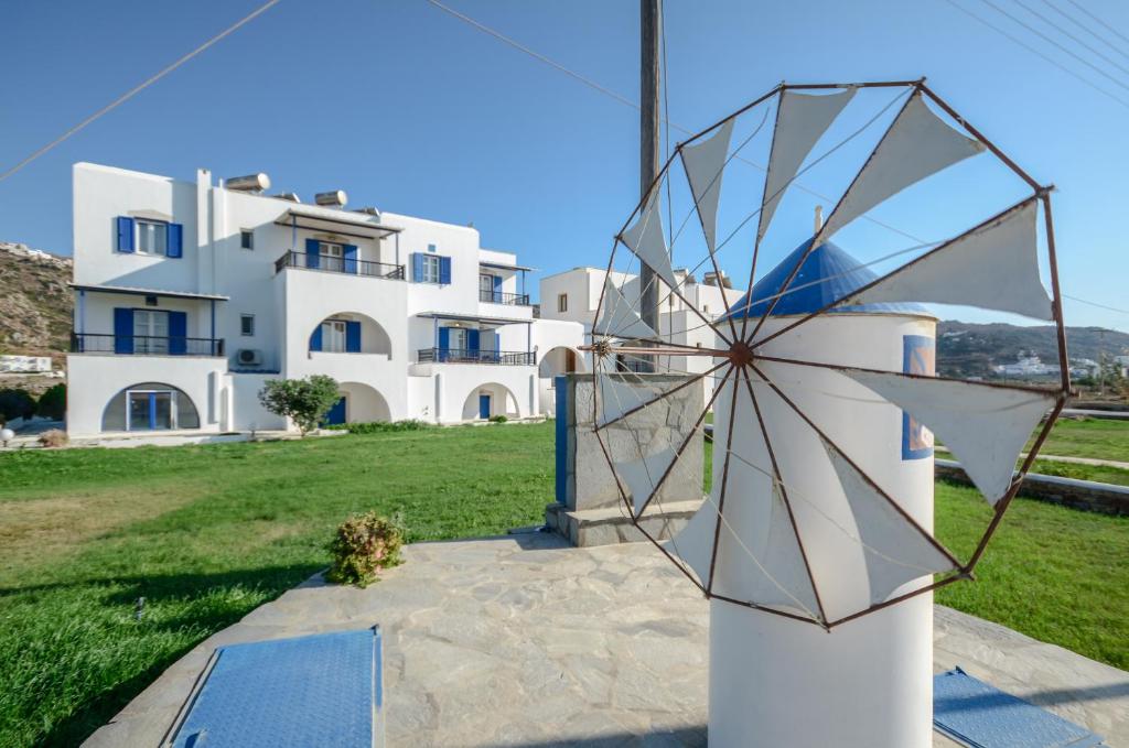 米科利维亚Gaitani apartments plaka naxos的房屋前的风力涡轮机