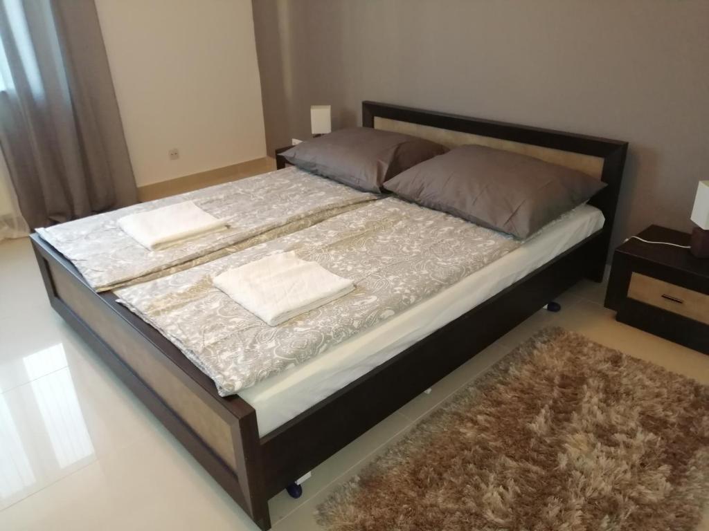 乌斯特龙Apartament Równica的卧室内的一张带两个枕头的床