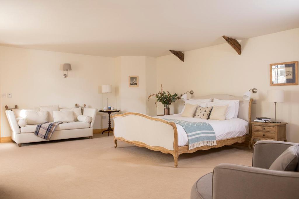罗斯伯里Cragend Grange的一间大卧室,配有一张床和一张沙发