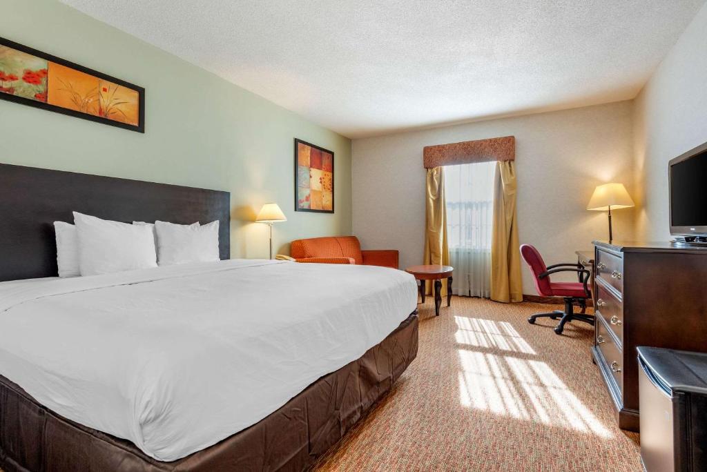 萨尼亚萨尼亚品质酒店的酒店客房,配有床和电视