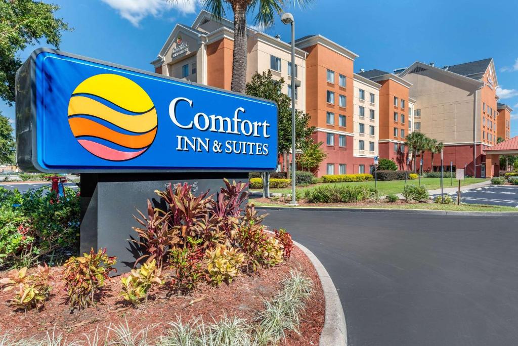 奥兰多Comfort Inn & Suites Near Universal Orlando Resort-Convention Ctr的舒适旅馆和套房的标志