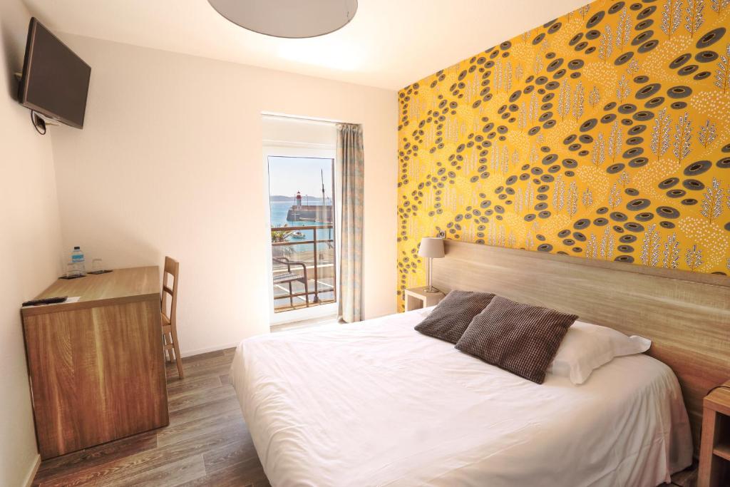 厄尔奇表德珍酒店的一间卧室设有一张床和黄色的墙壁