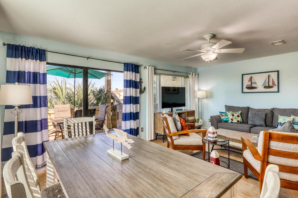 彭萨科拉海滩Pensacola Beach Condos的客厅配有桌子和沙发