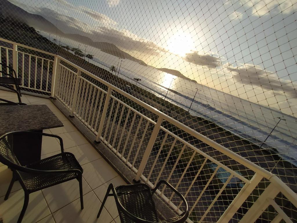卡拉瓜塔图巴Caraguatatuba de frente para o mar的享有海滩和海洋美景的阳台。